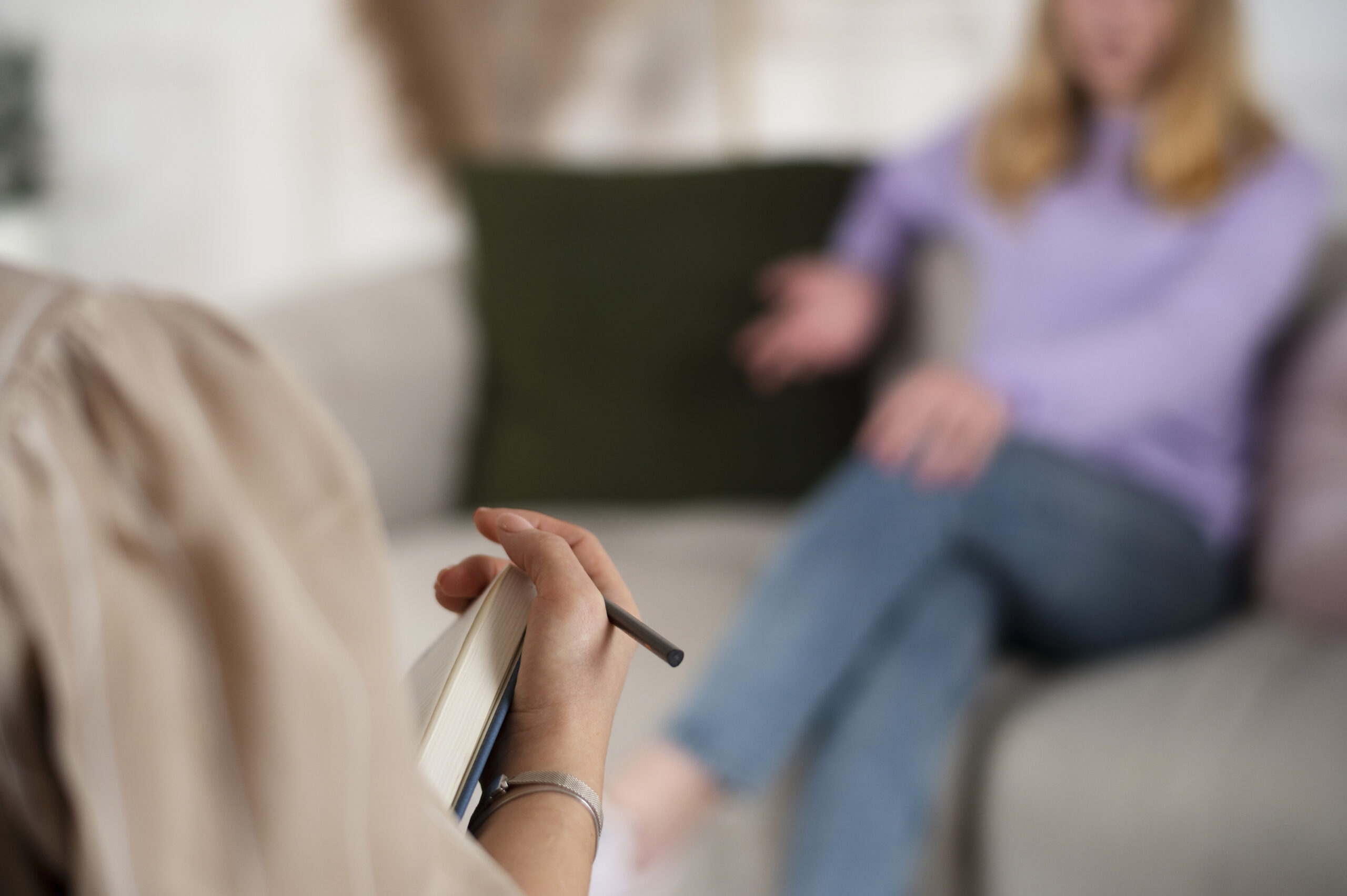 sided-view-young-girl-talking-therapist (1)